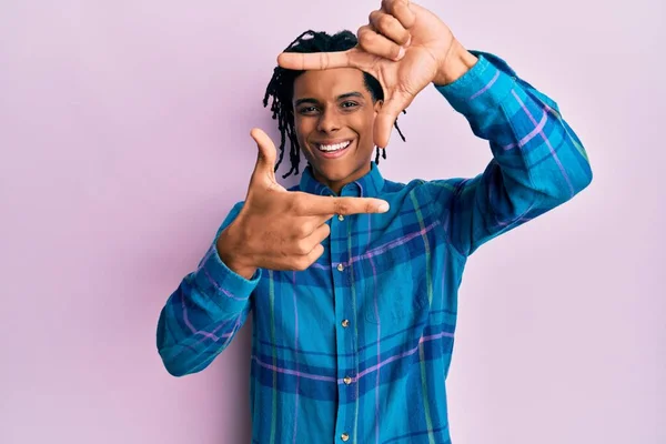 Joven Hombre Afroamericano Vistiendo Ropa Casual Sonriendo Haciendo Marco Con —  Fotos de Stock