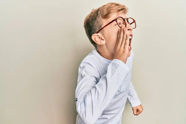 Ragazzino Caucasico Che Indossa Vestiti Casual Occhiali Urlando Urlando Forte — Foto Stock