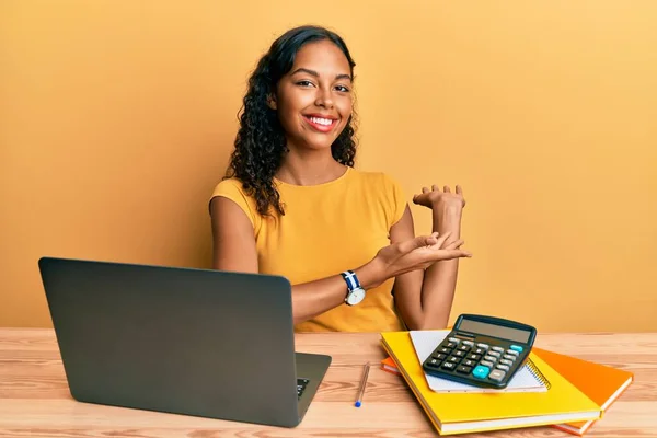 Joven Afroamericana Chica Trabajando Oficina Con Portátil Calculadora Invitando Entrar —  Fotos de Stock