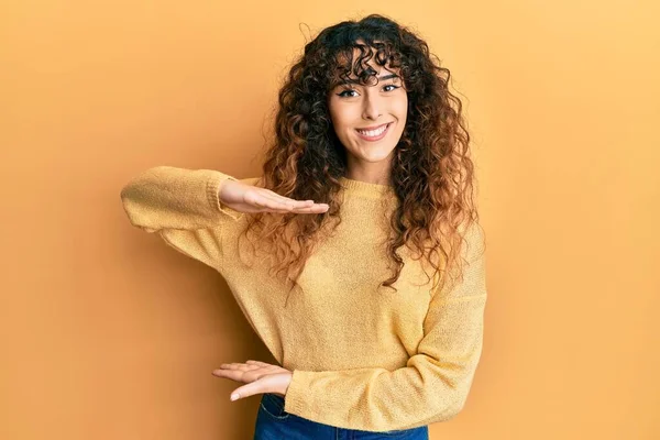 Νεαρό Ισπανόφωνο Κορίτσι Φορώντας Casual Ρούχα Gesturing Χέρια Που Δείχνουν — Φωτογραφία Αρχείου