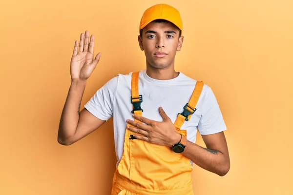 Ung Vacker Afrikansk Amerikan Man Bär Handyman Uniform Över Gul — Stockfoto