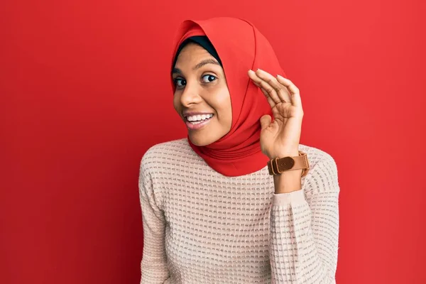 Jovem Afro Americana Vestindo Tradicional Lenço Islâmico Hijab Sorrindo Com — Fotografia de Stock