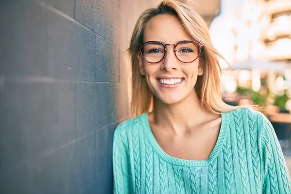 Giovane Donna Bionda Sorridente Felice Appoggiata Muro Della Città — Foto Stock