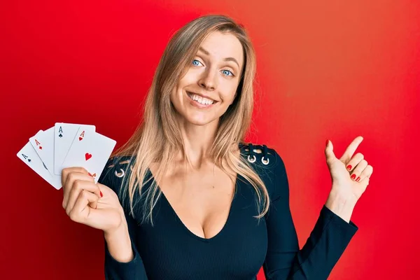 Hermosa Mujer Caucásica Sosteniendo Cartas Póquer Sonriendo Feliz Señalando Con —  Fotos de Stock