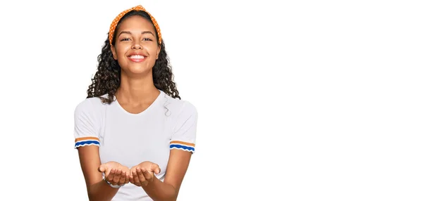 Mladá Afroameričanka Neformálním Oblečení Usmívající Dlaněmi Přijímá Nebo Gestikuluje Držení — Stock fotografie
