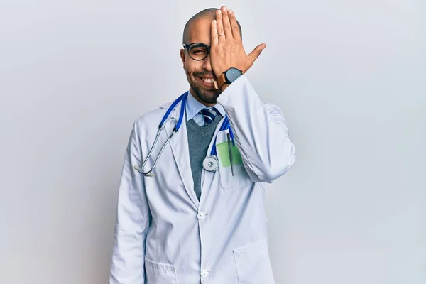 Hombre Adulto Hispano Con Uniforme Médico Estetoscopio Cubriendo Ojo Con — Foto de Stock