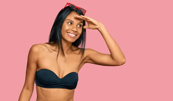 Jonge Afro Amerikaanse Vrouw Die Een Bikini Draagt Erg Blij — Stockfoto