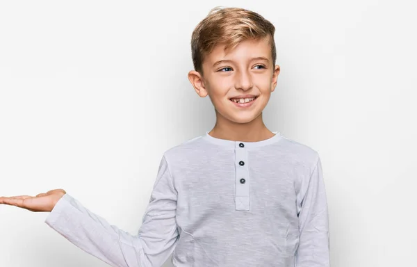 Μικρό Καυκάσιο Αγόρι Που Φοράει Καθημερινά Ρούχα Χαμογελώντας Χαρούμενα Παρουσιάζοντας — Φωτογραφία Αρχείου