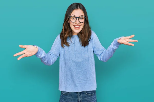 Jonge Mooie Vrouw Dragen Casual Kleding Bril Glimlachend Vrolijk Aanbieden — Stockfoto