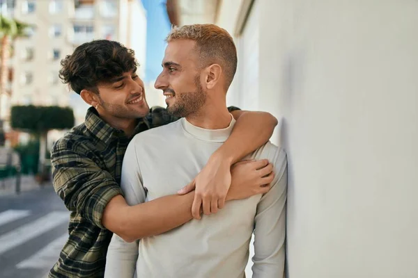 Jong Gay Paar Glimlachen Gelukkig Knuffelen Stad — Stockfoto