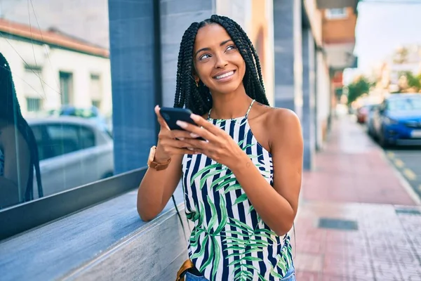 Joven Mujer Afroamericana Sonriendo Feliz Usando Smartphone Ciudad — Foto de Stock