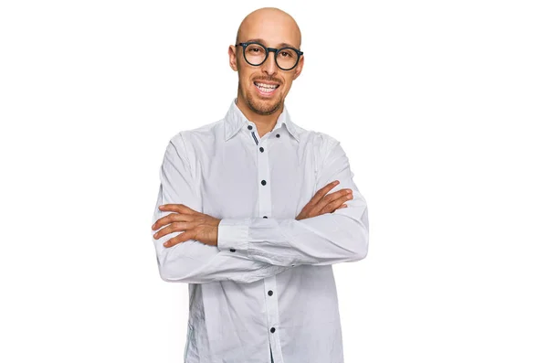 Gömleği Gözlüklü Kel Adam Kollarını Kavuşturup Kameraya Bakarken Gülümsüyor Pozitif — Stok fotoğraf