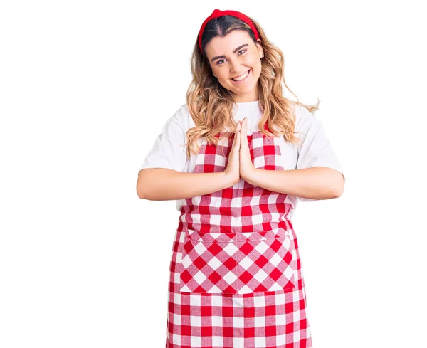 Young Caucasian Woman Wearing Apron Praying Hands Together Asking Forgiveness — Stock Photo, Image