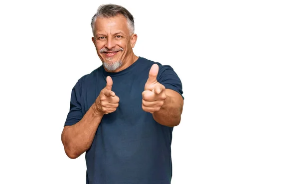 Hombre Pelo Gris Mediana Edad Que Usa Ropa Casual Señalando — Foto de Stock