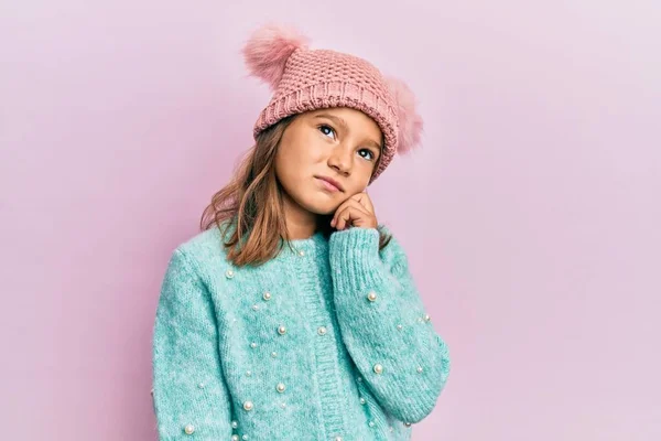 Piccola Bella Ragazza Che Indossa Maglione Lana Carino Cappello Invernale — Foto Stock