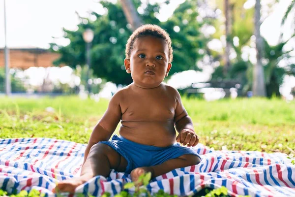 Adorable Niño Afroamericano Sentado Césped Parque —  Fotos de Stock