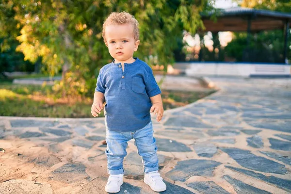 Niño Lindo Feliz Divirtiéndose Parque Día Soleado Hermoso Pelo Rubio — Foto de Stock