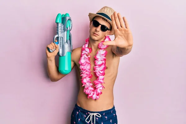 Joven Hombre Caucásico Con Traje Baño Lei Hawaiano Sosteniendo Watergun — Foto de Stock