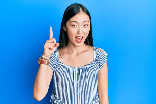 Mujer Joven China Que Usa Una Camiseta Rayas Casuales Apuntando —  Fotos de Stock