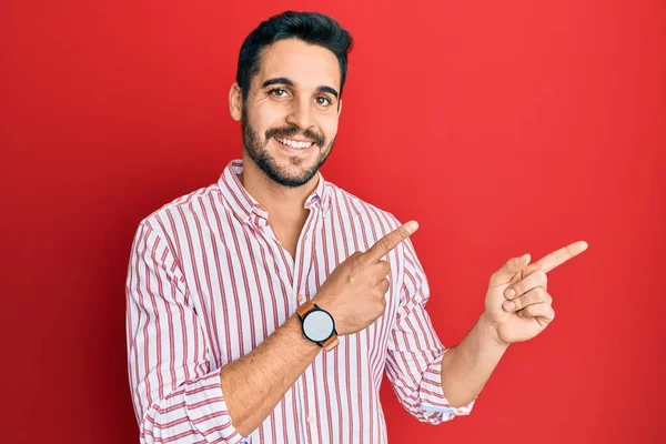 Joven Hombre Hispano Con Camisa Negocios Sonriendo Mirando Cámara Apuntando — Foto de Stock