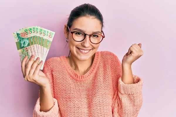 Junge Kaukasische Frau Mit Long Kong Dollar Banknoten Schreit Stolz — Stockfoto