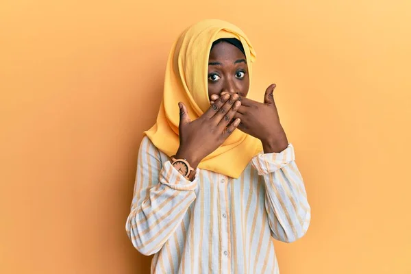 Belle Jeune Femme Africaine Portant Une Écharpe Traditionnelle Islamique Hijab — Photo