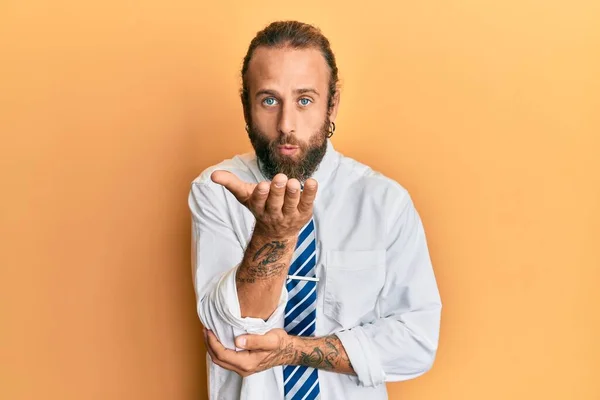 Homem Bonito Com Barba Cabelos Longos Vestindo Roupas Negócios Olhando — Fotografia de Stock