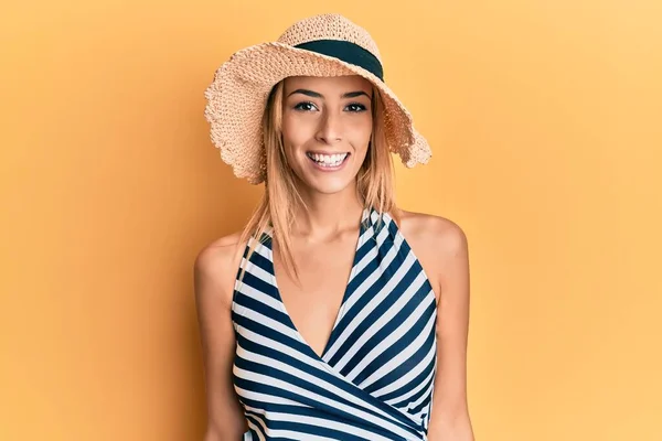 幸せとクールな笑顔で夏の帽子をかぶって美しいブロンドの女性 運のいい人 — ストック写真