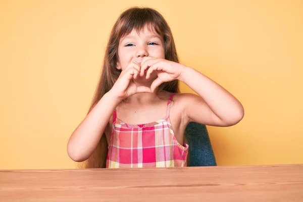 Klein Kaukasisch Meisje Met Lang Haar Casual Kleding Zittend Tafel — Stockfoto