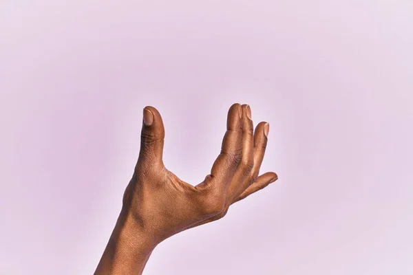 Arm Hand Van Zwarte Vrouw Van Middelbare Leeftijd Roze Geïsoleerde — Stockfoto