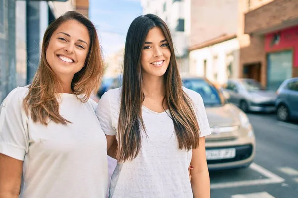Schöne Hispanische Mutter Und Tochter Lächeln Glücklich Der Stadt — Stockfoto