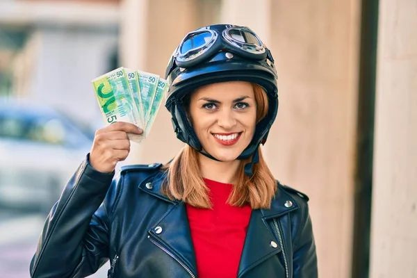 Mujer Latina Joven Con Casco Motocicleta Sosteniendo Billetes Shekels Israel —  Fotos de Stock