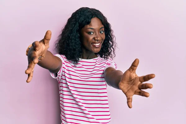 Mulher Jovem Africana Bonita Vestindo Camisa Listrada Casual Olhando Para — Fotografia de Stock