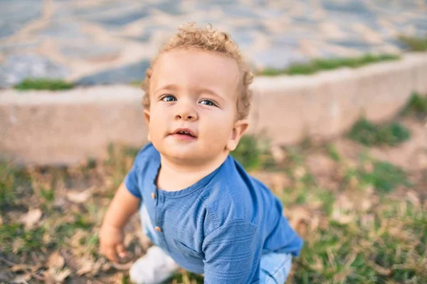晴れた日に公園で楽しんでいるかわいいと幸せな小さな男の子 美しいですブロンド髪男性幼児遊び屋外 — ストック写真