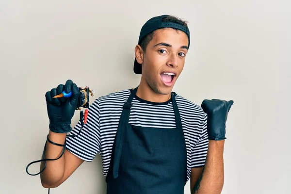 Jovem Afro Americano Bonito Tatuagem Artista Vestindo Uniforme Profissional Luvas — Fotografia de Stock