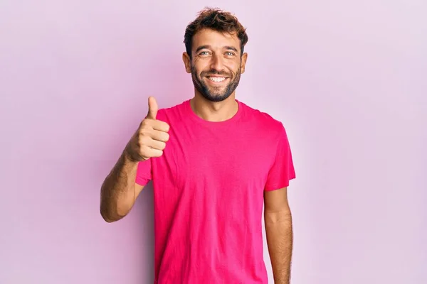 Knappe Man Met Baard Met Casual Roze Tshirt Roze Achtergrond — Stockfoto