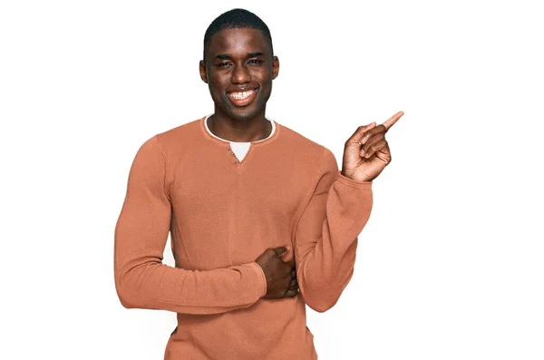 Молодий Афроамериканець Одягнений Повсякденний Одяг Усміхається Радістю Показуючи Пальцем Вбік — стокове фото