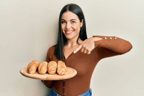 Jong Brunette Vrouw Holding Brood Glimlachen Gelukkig Wijzend Met Hand — Stockfoto