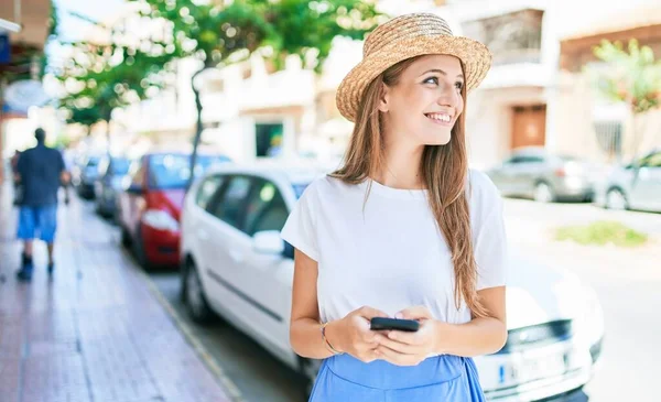 Mujer Rubia Joven Vacaciones Sonriendo Feliz Usando Teléfono Inteligente Calle — Foto de Stock
