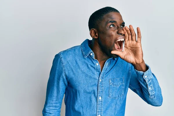 Young African American Man Wearing Casual Clothes Shouting Screaming Loud — Stock Photo, Image