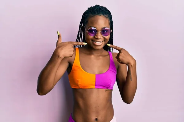 Junge Afrikanisch Amerikanische Frau Mit Bikini Und Sonnenbrille Lächelt Fröhlich — Stockfoto