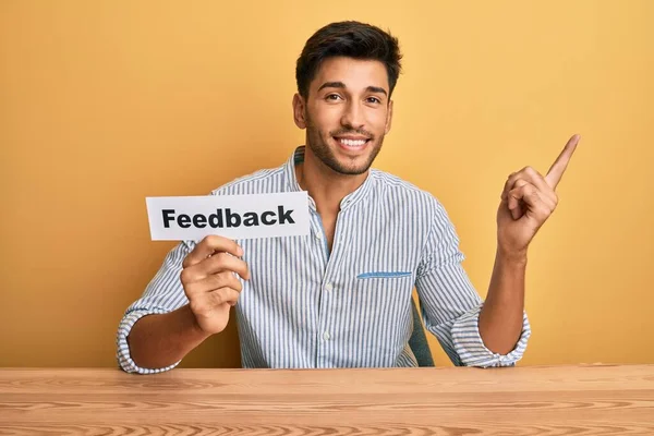 Junger Gutaussehender Mann Mit Feedbackpapier Zur Kundenbewertung Lächelnd Glücklich Mit — Stockfoto