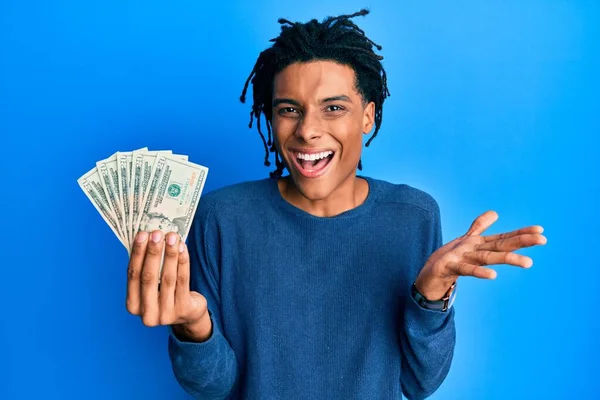 Joven Hombre Afroamericano Sosteniendo Billetes Dólares Celebrando Logro Con Sonrisa — Foto de Stock