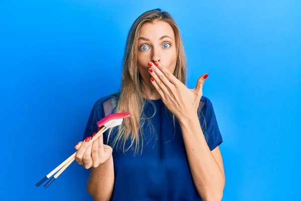 Krásná Běloška Jíst Nigiri Sushi Pomocí Hůlek Zakrývající Ústa Rukou — Stock fotografie