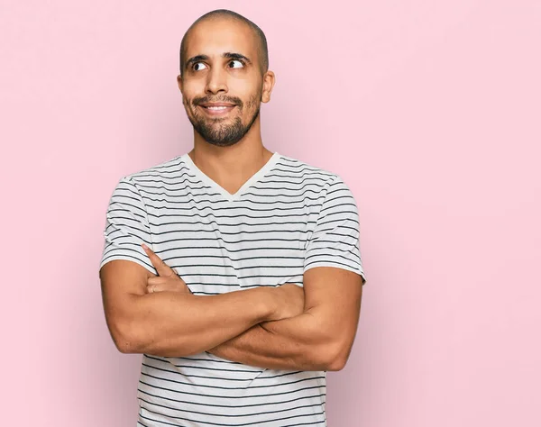 Homem Adulto Hispânico Vestindo Roupas Casuais Sorrindo Olhando Para Lado — Fotografia de Stock