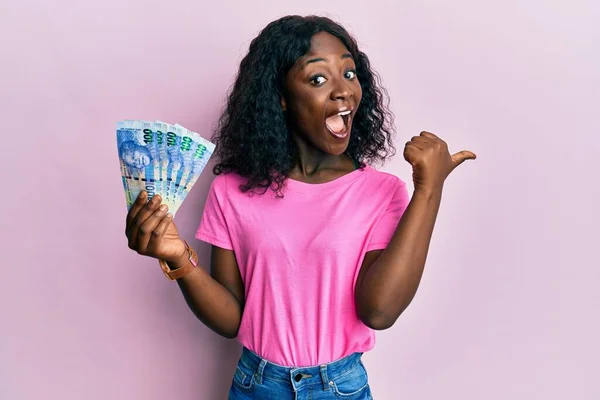 Krásná Africká Mladá Žena Drží Jihoafrický 100 Rand Bankovky Ukazující — Stock fotografie