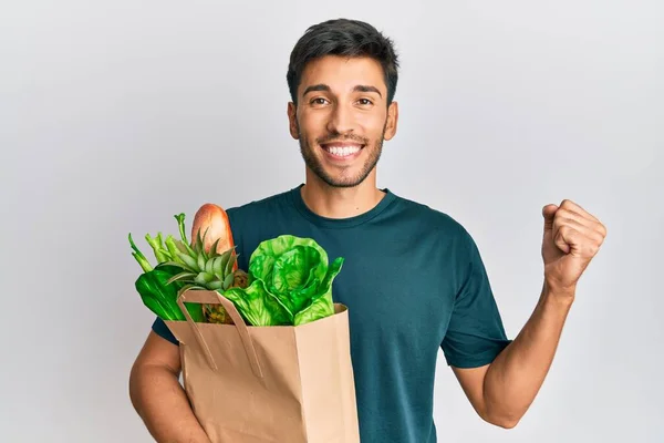 Joven Hombre Guapo Sosteniendo Bolsa Papel Con Pan Comestibles Gritando —  Fotos de Stock