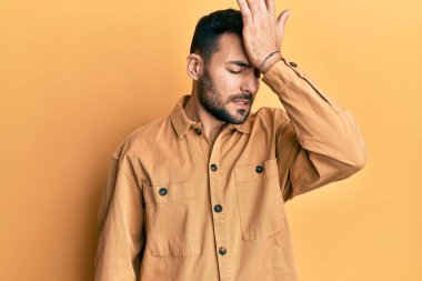 Gündelik giysiler giyen genç İspanyol bir adam hata için el ele tutuşup şaşırdı. Hatayı hatırla. Unuttum, kötü hafıza kavramı. 