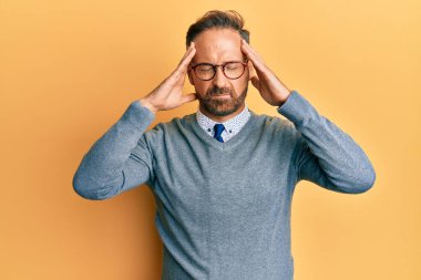 Eli başında gözlüklü, orta yaşlı yakışıklı bir adam. Stres yüzünden başı ağrıyor. migren ağrısı. 