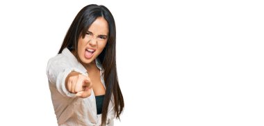 Genç ve güzel İspanyol elbiseli bir kız kameraya kızgın ve sinirli bir şekilde seni işaret ediyor. 